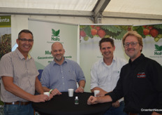 ‘Shotjes’ handzeep in de stand bij Haifa zorgden voor de nodige hilariteit bij Cor-Jan van der Elzen (Carbon Gold), Pieter van Dongen en Willem-Jan Kort (Haifa) en Jan-Pieter Schellekens (Schellekens Totaalprojecten). Naast het uitdelen van ‘shotjes’ waren Pieter en Willem-Jan vooral ook naar Egchel gekomen om GrowClean te promoten, een meststof die het watersysteem schoonhoudt en tegelijkertijd zorgt dat planten efficiënt met voedingselementen om gaan.